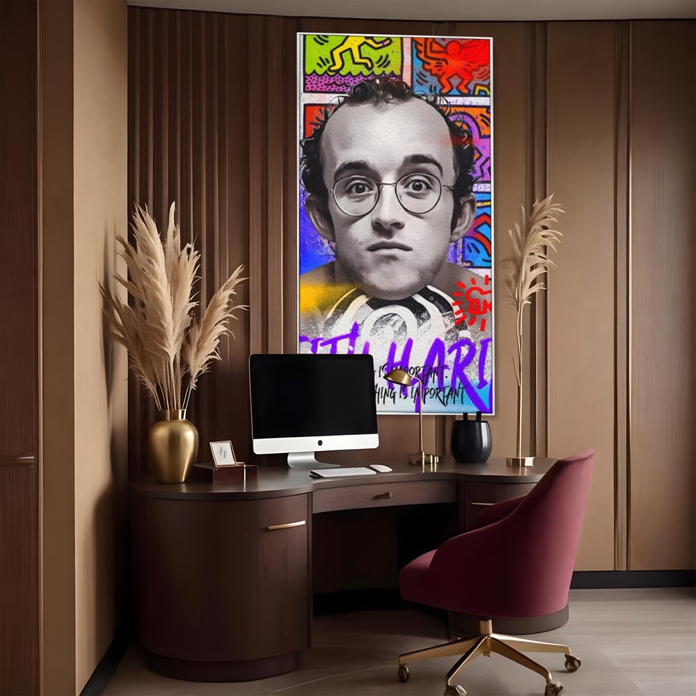 Tablou canvas cu tablou canvas cu portret alb negru si grafica keith haring, in rama de aluminiu argintiu, pe perete intr-un birou